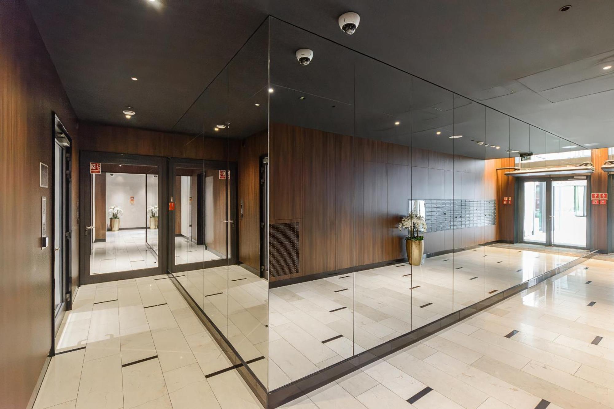 Premium With Free Parking & Balcony Mennica Apartment