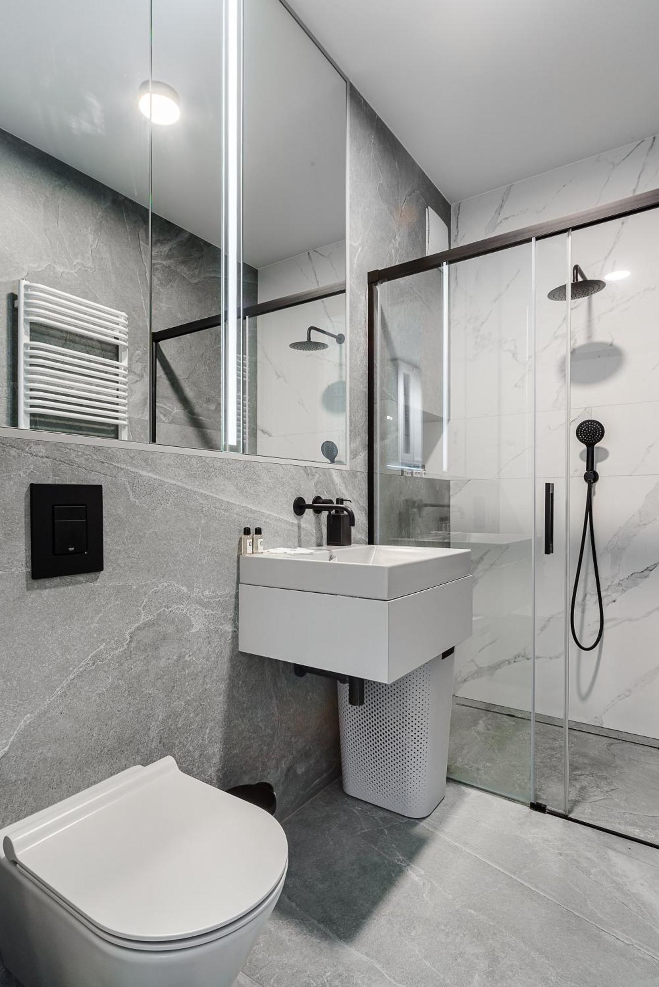 Premium With Free Parking & Balcony Mennica