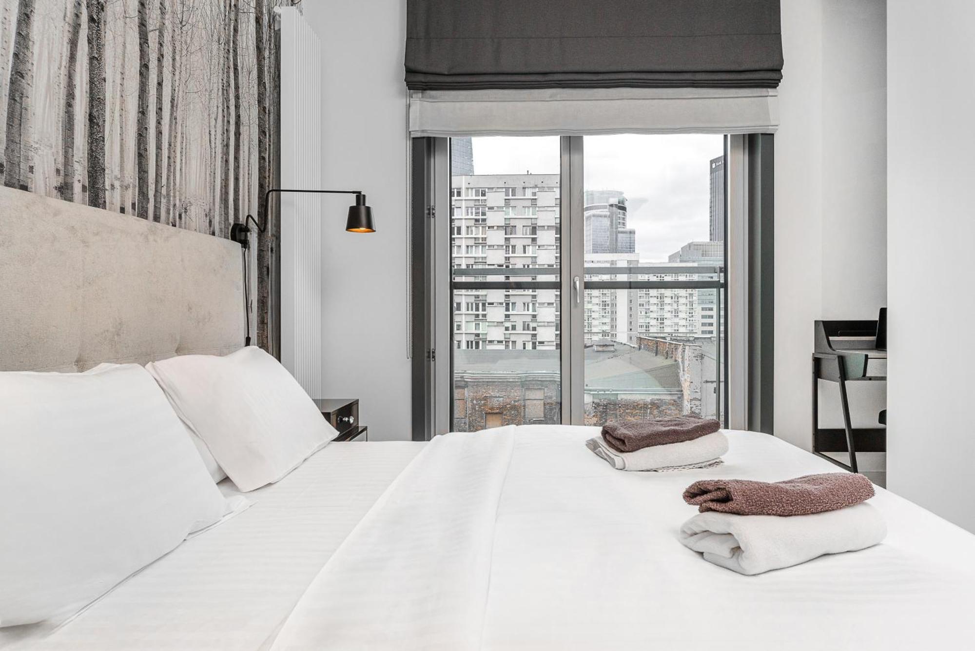 Premium With Free Parking & Balcony Mennica Apartment Warsaw